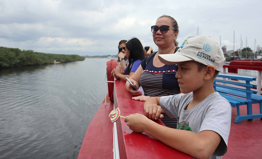 A empresa pública Portos do Paraná acaba de renovar o convênio do Projeto Porto Escola com os municípios de Paranaguá e Antonina. Com o ato desta terça-feira (10), a empresa dá continuidade à atividade que tem como objetivo abrir e aproximar ainda mais o porto da cidade. No programa, isso se dá através da educação. Em cinco anos, já são 9.561 alunos atendidos. Foto: Claudio Neves