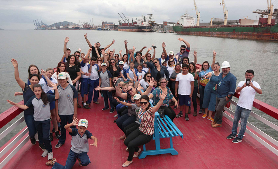 A empresa pública Portos do Paraná acaba de renovar o convênio do Projeto Porto Escola com os municípios de Paranaguá e Antonina. Com o ato desta terça-feira (10), a empresa dá continuidade à atividade que tem como objetivo abrir e aproximar ainda mais o porto da cidade. No programa, isso se dá através da educação. Em cinco anos, já são 9.561 alunos atendidos. Foto: Claudio Neves