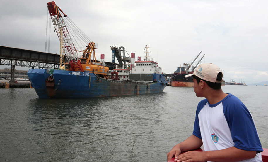A empresa pública Portos do Paraná acaba de renovar o convênio do Projeto Porto Escola com os municípios de Paranaguá e Antonina. Com o ato desta terça-feira (10), a empresa dá continuidade à atividade que tem como objetivo abrir e aproximar ainda mais o porto da cidade. No programa, isso se dá através da educação. Em cinco anos, já são 9.561 alunos atendidos. Foto: Claudio Neves