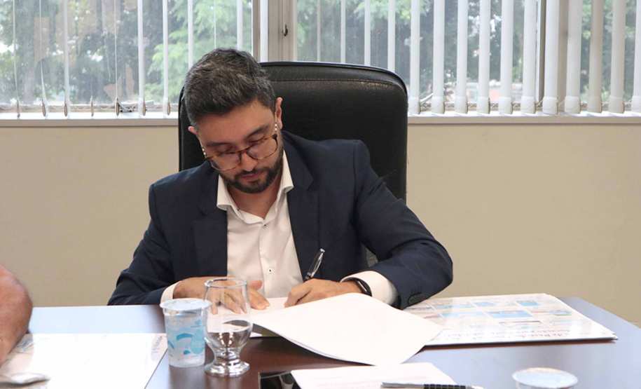 A empresa pública Portos do Paraná acaba de renovar o convênio do Projeto Porto Escola com os municípios de Paranaguá e Antonina. Com o ato desta terça-feira (10), a empresa dá continuidade à atividade que tem como objetivo abrir e aproximar ainda mais o porto da cidade. No programa, isso se dá através da educação. Em cinco anos, já são 9.561 alunos atendidos. Foto: Claudio Neves