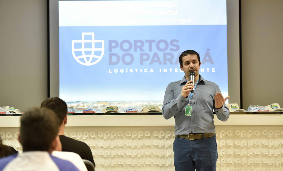 A empresa pública Portos do Paraná acaba de renovar o convênio do Projeto Porto Escola com os municípios de Paranaguá e Antonina. Com o ato desta terça-feira (10), a empresa dá continuidade à atividade que tem como objetivo abrir e aproximar ainda mais o porto da cidade. No programa, isso se dá através da educação. Em cinco anos, já são 9.561 alunos atendidos. Foto: Claudio Neves