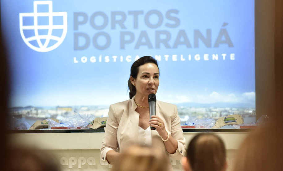 A empresa pública Portos do Paraná acaba de renovar o convênio do Projeto Porto Escola com os municípios de Paranaguá e Antonina. Com o ato desta terça-feira (10), a empresa dá continuidade à atividade que tem como objetivo abrir e aproximar ainda mais o porto da cidade. No programa, isso se dá através da educação. Em cinco anos, já são 9.561 alunos atendidos. Foto: Claudio Neves