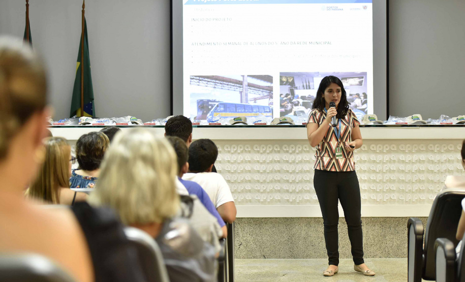A empresa pública Portos do Paraná acaba de renovar o convênio do Projeto Porto Escola com os municípios de Paranaguá e Antonina. Com o ato desta terça-feira (10), a empresa dá continuidade à atividade que tem como objetivo abrir e aproximar ainda mais o porto da cidade. No programa, isso se dá através da educação. Em cinco anos, já são 9.561 alunos atendidos. Foto: Claudio Neves