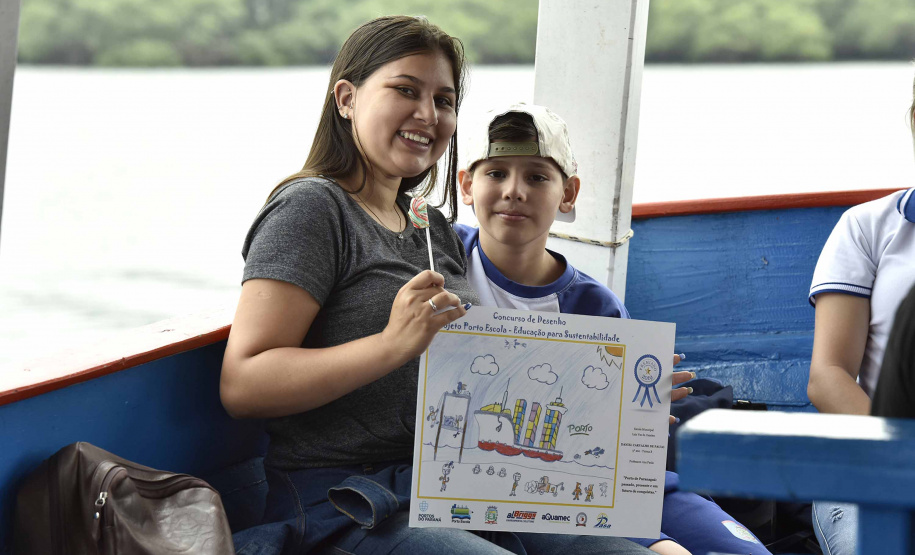 A empresa pública Portos do Paraná acaba de renovar o convênio do Projeto Porto Escola com os municípios de Paranaguá e Antonina. Com o ato desta terça-feira (10), a empresa dá continuidade à atividade que tem como objetivo abrir e aproximar ainda mais o porto da cidade. No programa, isso se dá através da educação. Em cinco anos, já são 9.561 alunos atendidos. Foto: Claudio Neves