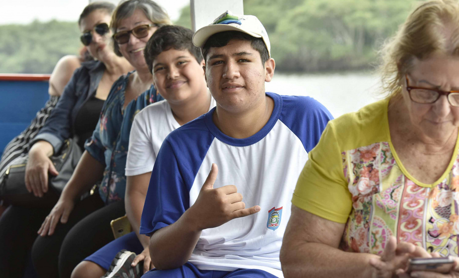 A empresa pública Portos do Paraná acaba de renovar o convênio do Projeto Porto Escola com os municípios de Paranaguá e Antonina. Com o ato desta terça-feira (10), a empresa dá continuidade à atividade que tem como objetivo abrir e aproximar ainda mais o porto da cidade. No programa, isso se dá através da educação. Em cinco anos, já são 9.561 alunos atendidos. Foto: Claudio Neves