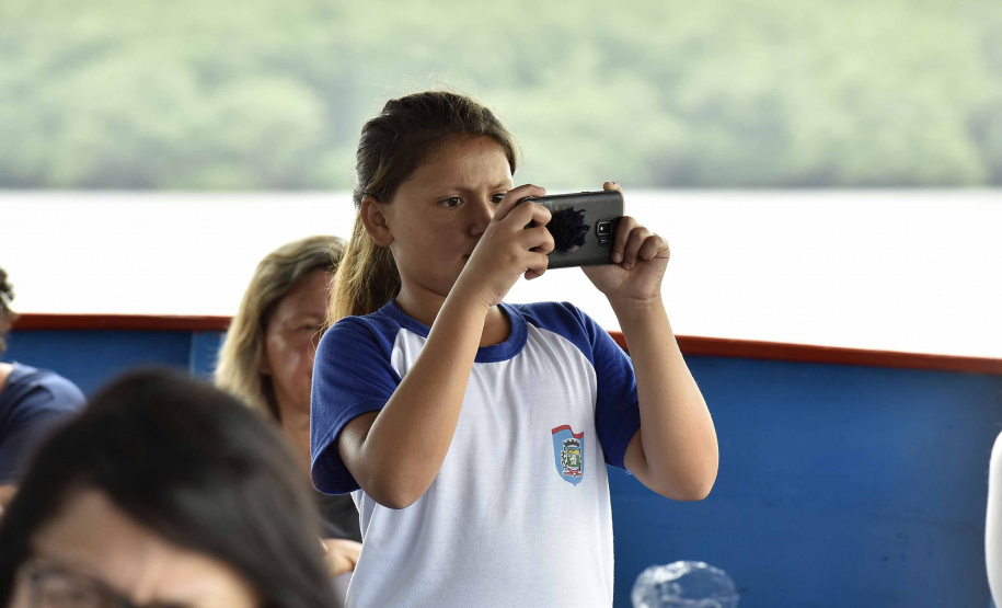 A empresa pública Portos do Paraná acaba de renovar o convênio do Projeto Porto Escola com os municípios de Paranaguá e Antonina. Com o ato desta terça-feira (10), a empresa dá continuidade à atividade que tem como objetivo abrir e aproximar ainda mais o porto da cidade. No programa, isso se dá através da educação. Em cinco anos, já são 9.561 alunos atendidos. Foto: Claudio Neves