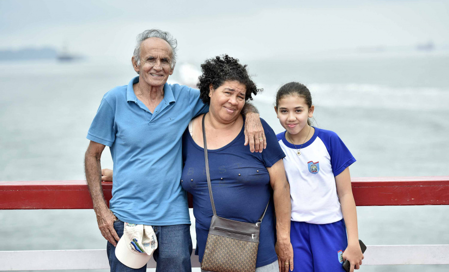 A empresa pública Portos do Paraná acaba de renovar o convênio do Projeto Porto Escola com os municípios de Paranaguá e Antonina. Com o ato desta terça-feira (10), a empresa dá continuidade à atividade que tem como objetivo abrir e aproximar ainda mais o porto da cidade. No programa, isso se dá através da educação. Em cinco anos, já são 9.561 alunos atendidos. Foto: Claudio Neves