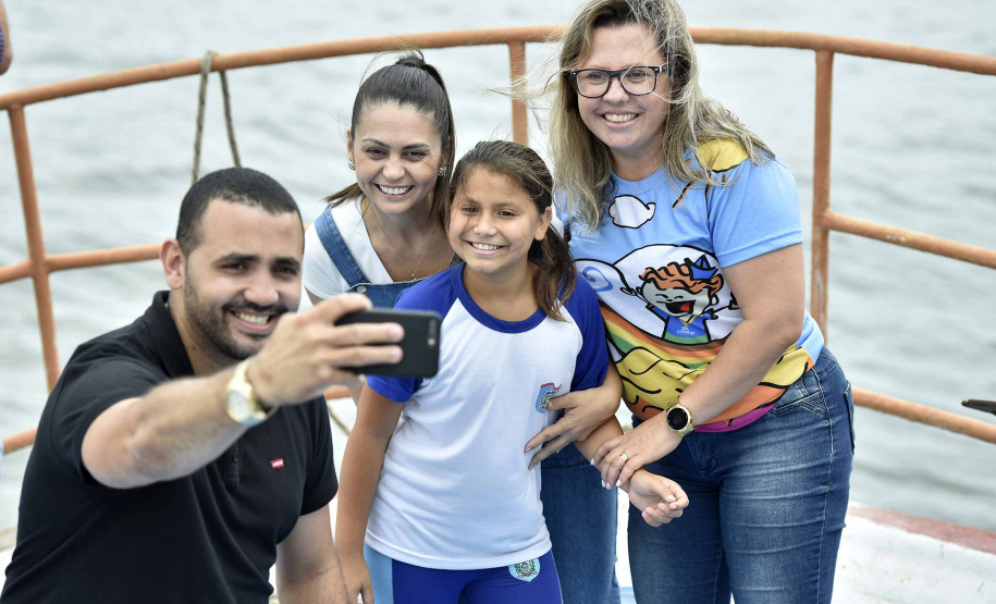 A empresa pública Portos do Paraná acaba de renovar o convênio do Projeto Porto Escola com os municípios de Paranaguá e Antonina. Com o ato desta terça-feira (10), a empresa dá continuidade à atividade que tem como objetivo abrir e aproximar ainda mais o porto da cidade. No programa, isso se dá através da educação. Em cinco anos, já são 9.561 alunos atendidos. Foto: Claudio Neves