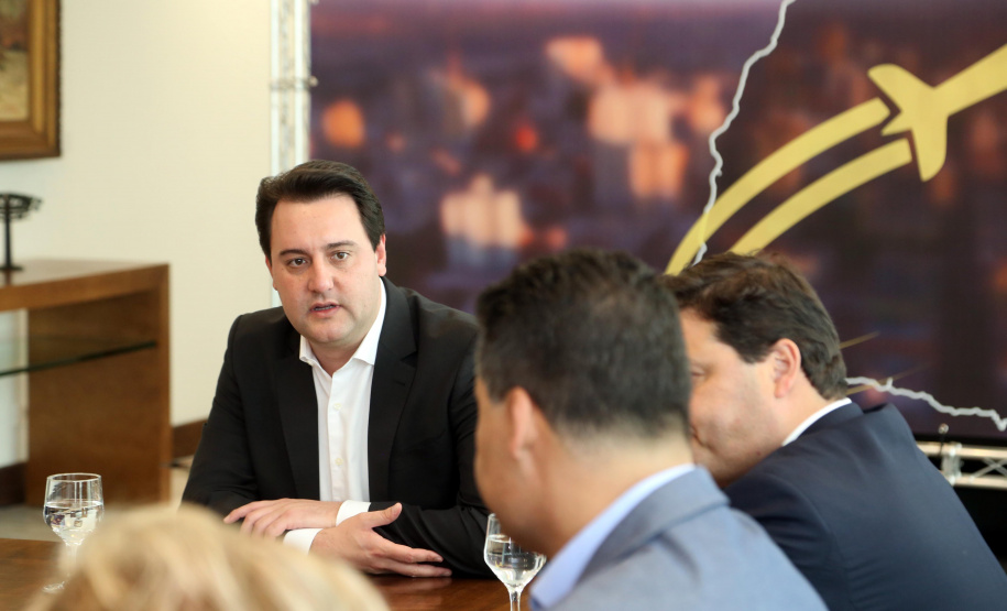 10/12/2019 - O governador Carlos Massa Ratinho Junior e o diretor-presidente da Passaredo Linhas Aéreas, Eduardo Bush, formalizam nesta terça-feira (10) um acordo para que a companhia passe a operar linhas regulares no Paraná.Foto Gilson Abreu/AEN