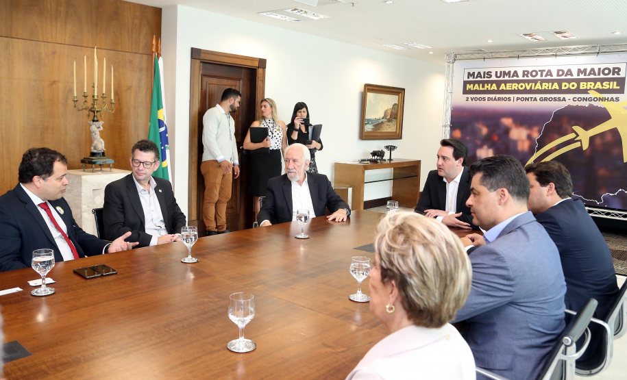 10/12/2019 - O governador Carlos Massa Ratinho Junior e o diretor-presidente da Passaredo Linhas Aéreas, Eduardo Bush, formalizam nesta terça-feira (10) um acordo para que a companhia passe a operar linhas regulares no Paraná.Foto Gilson Abreu/AEN