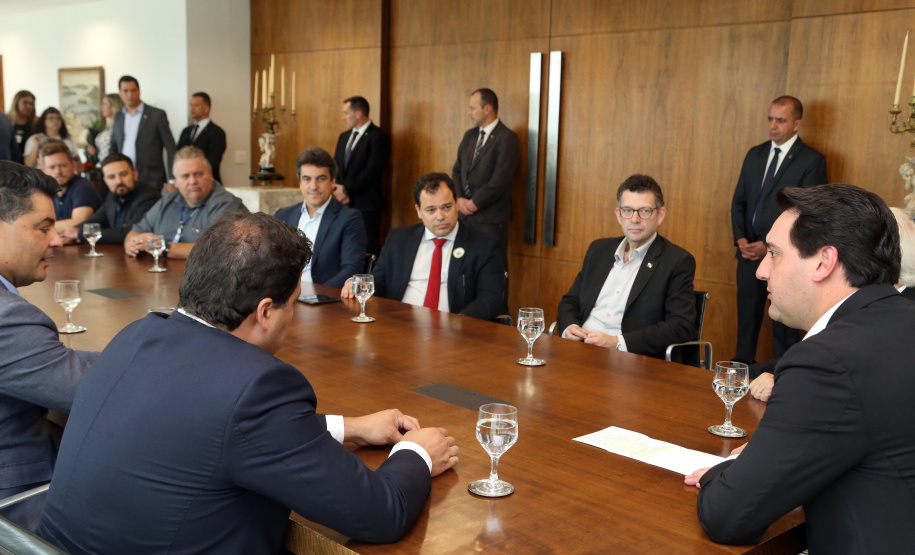 10/12/2019 - O governador Carlos Massa Ratinho Junior e o diretor-presidente da Passaredo Linhas Aéreas, Eduardo Bush, formalizam nesta terça-feira (10) um acordo para que a companhia passe a operar linhas regulares no Paraná.Foto Gilson Abreu/AEN