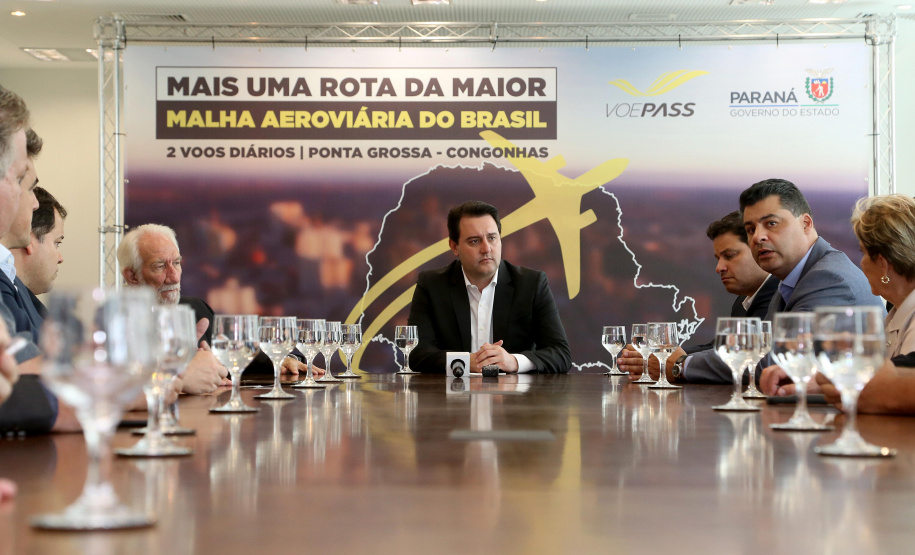 10/12/2019 - O governador Carlos Massa Ratinho Junior e o diretor-presidente da Passaredo Linhas Aéreas, Eduardo Bush, formalizam nesta terça-feira (10) um acordo para que a companhia passe a operar linhas regulares no Paraná.Foto Gilson Abreu/AEN