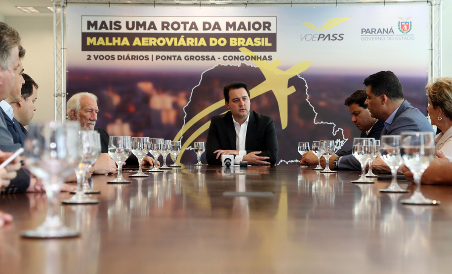 10/12/2019 - O governador Carlos Massa Ratinho Junior e o diretor-presidente da Passaredo Linhas Aéreas, Eduardo Bush, formalizam nesta terça-feira (10) um acordo para que a companhia passe a operar linhas regulares no Paraná.Foto Gilson Abreu/AEN