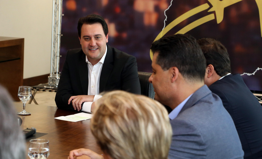 10/12/2019 - O governador Carlos Massa Ratinho Junior e o diretor-presidente da Passaredo Linhas Aéreas, Eduardo Bush, formalizam nesta terça-feira (10) um acordo para que a companhia passe a operar linhas regulares no Paraná.Foto Gilson Abreu/AEN