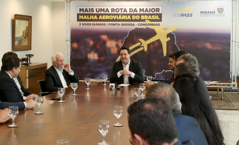 10/12/2019 - O governador Carlos Massa Ratinho Junior e o diretor-presidente da Passaredo Linhas Aéreas, Eduardo Bush, formalizam nesta terça-feira (10) um acordo para que a companhia passe a operar linhas regulares no Paraná.Foto Gilson Abreu/AEN