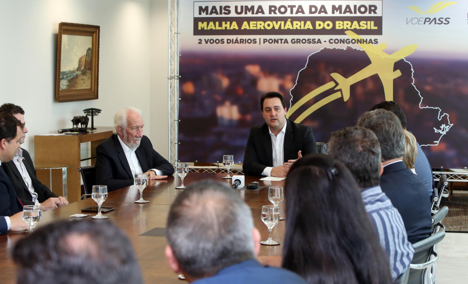 10/12/2019 - O governador Carlos Massa Ratinho Junior e o diretor-presidente da Passaredo Linhas Aéreas, Eduardo Bush, formalizam nesta terça-feira (10) um acordo para que a companhia passe a operar linhas regulares no Paraná.Foto Gilson Abreu/AEN