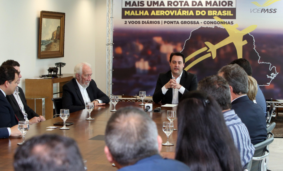 10/12/2019 - O governador Carlos Massa Ratinho Junior e o diretor-presidente da Passaredo Linhas Aéreas, Eduardo Bush, formalizam nesta terça-feira (10) um acordo para que a companhia passe a operar linhas regulares no Paraná.Foto Gilson Abreu/AEN