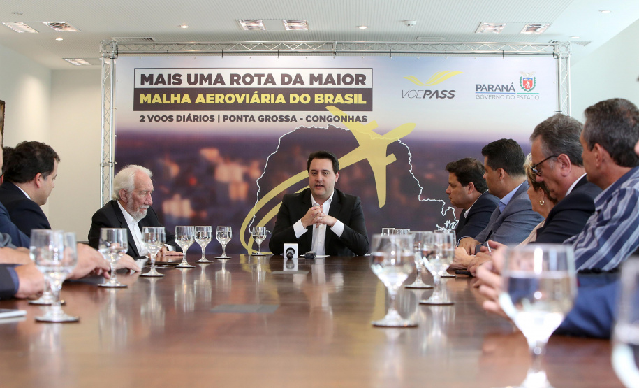 10/12/2019 - O governador Carlos Massa Ratinho Junior e o diretor-presidente da Passaredo Linhas Aéreas, Eduardo Bush, formalizam nesta terça-feira (10) um acordo para que a companhia passe a operar linhas regulares no Paraná.Foto Gilson Abreu/AEN