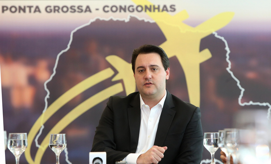 10/12/2019 - O governador Carlos Massa Ratinho Junior e o diretor-presidente da Passaredo Linhas Aéreas, Eduardo Bush, formalizam nesta terça-feira (10) um acordo para que a companhia passe a operar linhas regulares no Paraná.Foto Gilson Abreu/AEN