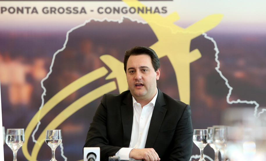 10/12/2019 - O governador Carlos Massa Ratinho Junior e o diretor-presidente da Passaredo Linhas Aéreas, Eduardo Bush, formalizam nesta terça-feira (10) um acordo para que a companhia passe a operar linhas regulares no Paraná.Foto Gilson Abreu/AEN