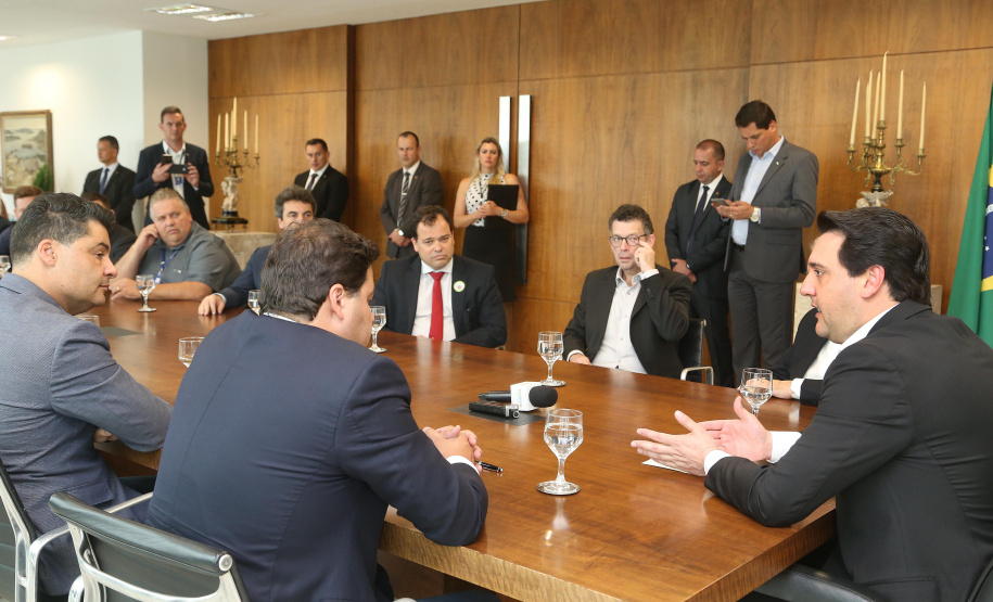 10/12/2019 - O governador Carlos Massa Ratinho Junior e o diretor-presidente da Passaredo Linhas Aéreas, Eduardo Bush, formalizam nesta terça-feira (10) um acordo para que a companhia passe a operar linhas regulares no Paraná.Foto Gilson Abreu/AEN