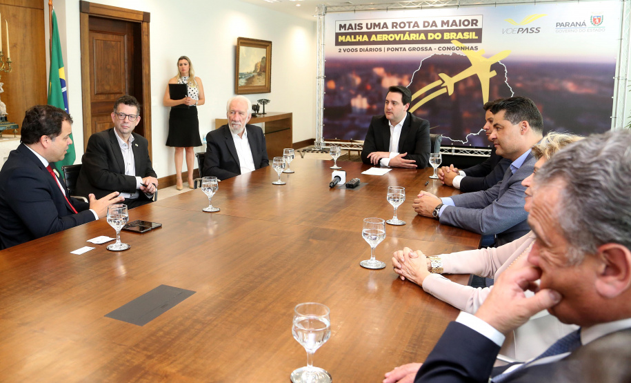 10/12/2019 - O governador Carlos Massa Ratinho Junior e o diretor-presidente da Passaredo Linhas Aéreas, Eduardo Bush, formalizam nesta terça-feira (10) um acordo para que a companhia passe a operar linhas regulares no Paraná.Foto Gilson Abreu/AEN