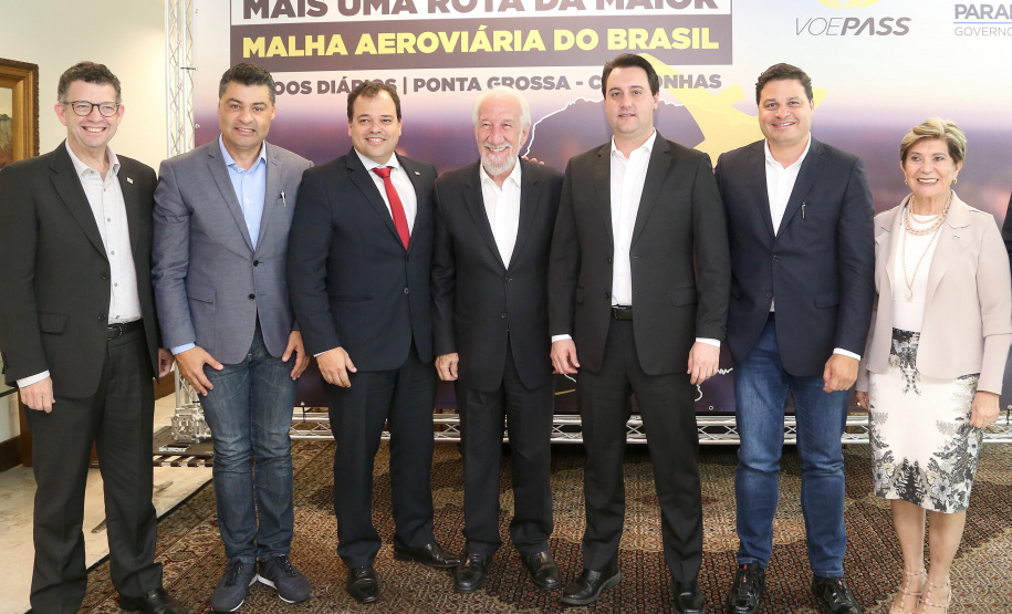 10/12/2019 - O governador Carlos Massa Ratinho Junior e o diretor-presidente da Passaredo Linhas Aéreas, Eduardo Bush, formalizam nesta terça-feira (10) um acordo para que a companhia passe a operar linhas regulares no Paraná.Foto Gilson Abreu/AEN