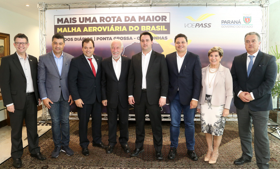 10/12/2019 - O governador Carlos Massa Ratinho Junior e o diretor-presidente da Passaredo Linhas Aéreas, Eduardo Bush, formalizam nesta terça-feira (10) um acordo para que a companhia passe a operar linhas regulares no Paraná.Foto Gilson Abreu/AEN