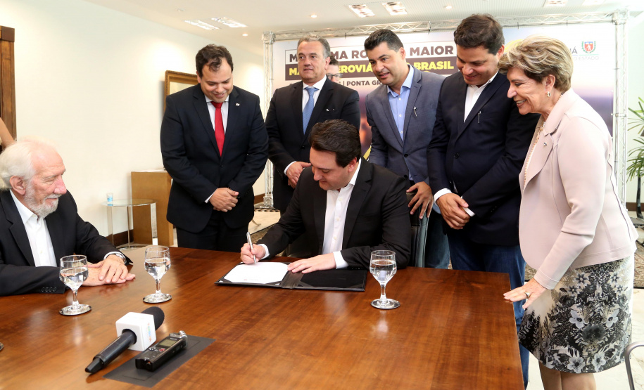 10/12/2019 - O governador Carlos Massa Ratinho Junior e o diretor-presidente da Passaredo Linhas Aéreas, Eduardo Bush, formalizam nesta terça-feira (10) um acordo para que a companhia passe a operar linhas regulares no Paraná.Foto Gilson Abreu/AEN