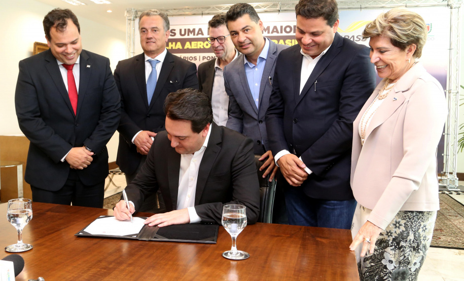 10/12/2019 - O governador Carlos Massa Ratinho Junior e o diretor-presidente da Passaredo Linhas Aéreas, Eduardo Bush, formalizam nesta terça-feira (10) um acordo para que a companhia passe a operar linhas regulares no Paraná.Foto Gilson Abreu/AEN