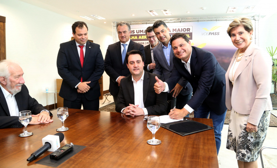 10/12/2019 - O governador Carlos Massa Ratinho Junior e o diretor-presidente da Passaredo Linhas Aéreas, Eduardo Bush, formalizam nesta terça-feira (10) um acordo para que a companhia passe a operar linhas regulares no Paraná.Foto Gilson Abreu/AEN