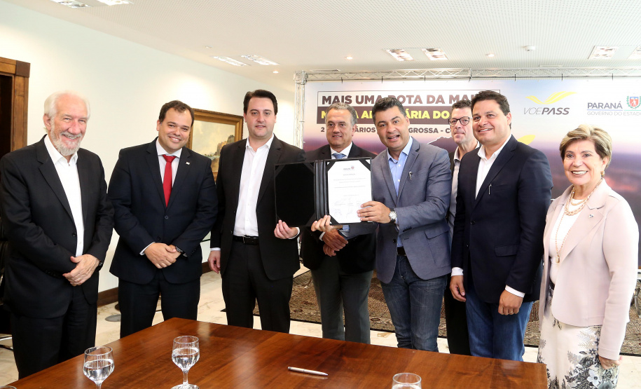 10/12/2019 - O governador Carlos Massa Ratinho Junior e o diretor-presidente da Passaredo Linhas Aéreas, Eduardo Bush, formalizam nesta terça-feira (10) um acordo para que a companhia passe a operar linhas regulares no Paraná.Foto Gilson Abreu/AEN