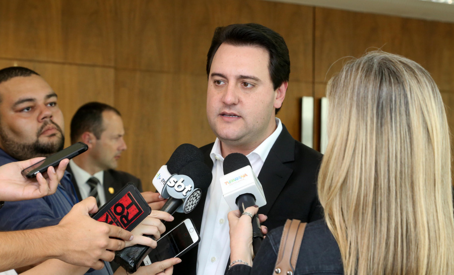 10/12/2019 - O governador Carlos Massa Ratinho Junior e o diretor-presidente da Passaredo Linhas Aéreas, Eduardo Bush, formalizam nesta terça-feira (10) um acordo para que a companhia passe a operar linhas regulares no Paraná.Foto Gilson Abreu/AEN