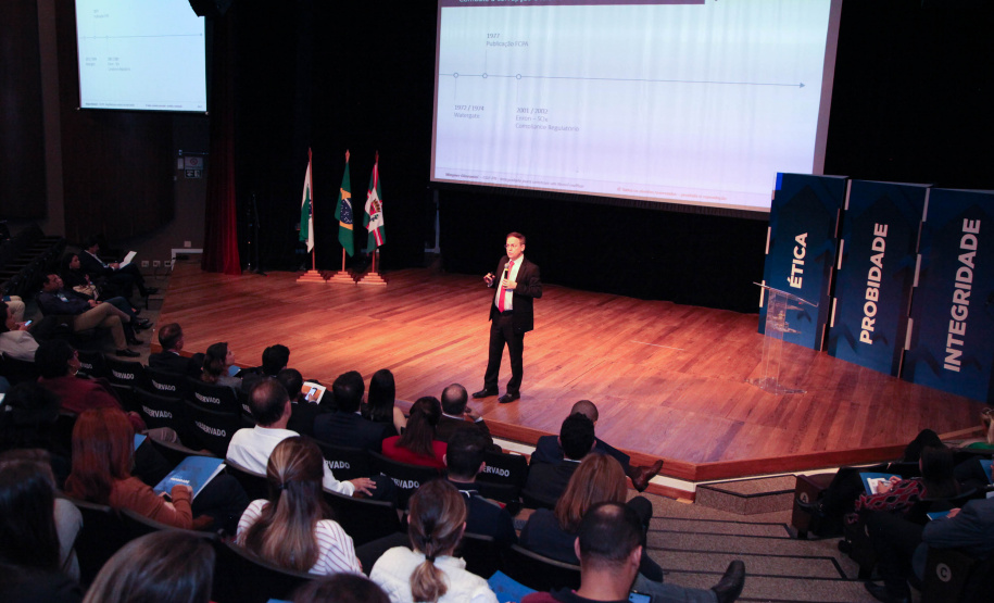 2º Simpósio A consciência de um comportamento ético individual é capaz de transformar a cultura de uma sociedade. Esse é um dos conceitos comuns entre os profissionais que apresentaram teorias e experiências no 2º Simpósio Paranaense de Combate à Corrupção – Fazendo a coisa certa. O evento promovido pelo Governo do Paraná, por meio da Controladoria-Geral do Estado (CGE), reuniu cerca de 450 participantes, nesta segunda-feira (09), em Curitiba. Foto: Ari Dias/AEN