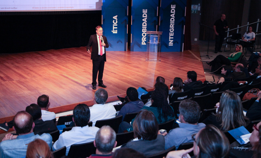 2º Simpósio A consciência de um comportamento ético individual é capaz de transformar a cultura de uma sociedade. Esse é um dos conceitos comuns entre os profissionais que apresentaram teorias e experiências no 2º Simpósio Paranaense de Combate à Corrupção – Fazendo a coisa certa. O evento promovido pelo Governo do Paraná, por meio da Controladoria-Geral do Estado (CGE), reuniu cerca de 450 participantes, nesta segunda-feira (09), em Curitiba. Foto: Ari Dias/AEN