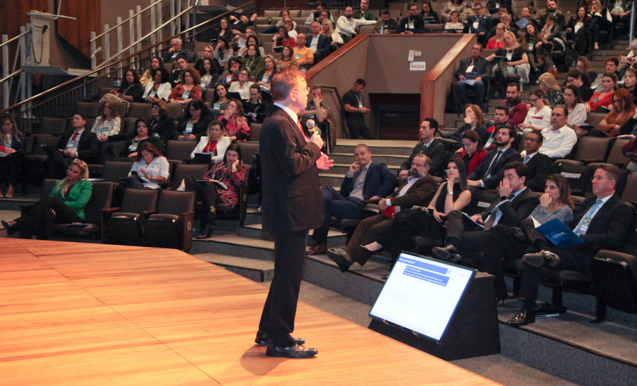 2º Simpósio A consciência de um comportamento ético individual é capaz de transformar a cultura de uma sociedade. Esse é um dos conceitos comuns entre os profissionais que apresentaram teorias e experiências no 2º Simpósio Paranaense de Combate à Corrupção – Fazendo a coisa certa. O evento promovido pelo Governo do Paraná, por meio da Controladoria-Geral do Estado (CGE), reuniu cerca de 450 participantes, nesta segunda-feira (09), em Curitiba. Foto: Ari Dias/AEN