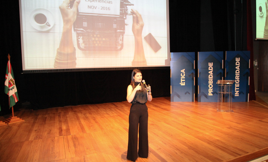 2º Simpósio A consciência de um comportamento ético individual é capaz de transformar a cultura de uma sociedade. Esse é um dos conceitos comuns entre os profissionais que apresentaram teorias e experiências no 2º Simpósio Paranaense de Combate à Corrupção – Fazendo a coisa certa. O evento promovido pelo Governo do Paraná, por meio da Controladoria-Geral do Estado (CGE), reuniu cerca de 450 participantes, nesta segunda-feira (09), em Curitiba. Foto: Ari Dias/AEN