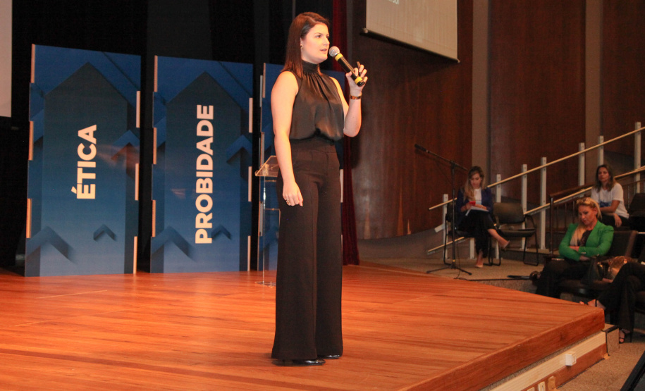 2º Simpósio A consciência de um comportamento ético individual é capaz de transformar a cultura de uma sociedade. Esse é um dos conceitos comuns entre os profissionais que apresentaram teorias e experiências no 2º Simpósio Paranaense de Combate à Corrupção – Fazendo a coisa certa. O evento promovido pelo Governo do Paraná, por meio da Controladoria-Geral do Estado (CGE), reuniu cerca de 450 participantes, nesta segunda-feira (09), em Curitiba. Foto: Ari Dias/AEN