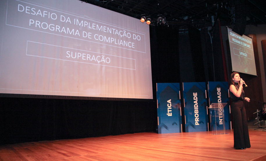 2º Simpósio A consciência de um comportamento ético individual é capaz de transformar a cultura de uma sociedade. Esse é um dos conceitos comuns entre os profissionais que apresentaram teorias e experiências no 2º Simpósio Paranaense de Combate à Corrupção – Fazendo a coisa certa. O evento promovido pelo Governo do Paraná, por meio da Controladoria-Geral do Estado (CGE), reuniu cerca de 450 participantes, nesta segunda-feira (09), em Curitiba. Foto: Ari Dias/AEN