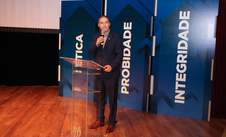 2º Simpósio A consciência de um comportamento ético individual é capaz de transformar a cultura de uma sociedade. Esse é um dos conceitos comuns entre os profissionais que apresentaram teorias e experiências no 2º Simpósio Paranaense de Combate à Corrupção – Fazendo a coisa certa. O evento promovido pelo Governo do Paraná, por meio da Controladoria-Geral do Estado (CGE), reuniu cerca de 450 participantes, nesta segunda-feira (09), em Curitiba. Foto: Ari Dias/AEN