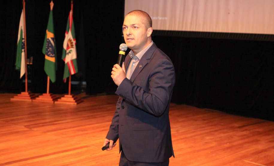 2º Simpósio A consciência de um comportamento ético individual é capaz de transformar a cultura de uma sociedade. Esse é um dos conceitos comuns entre os profissionais que apresentaram teorias e experiências no 2º Simpósio Paranaense de Combate à Corrupção – Fazendo a coisa certa. O evento promovido pelo Governo do Paraná, por meio da Controladoria-Geral do Estado (CGE), reuniu cerca de 450 participantes, nesta segunda-feira (09), em Curitiba. Foto: Ari Dias/AEN