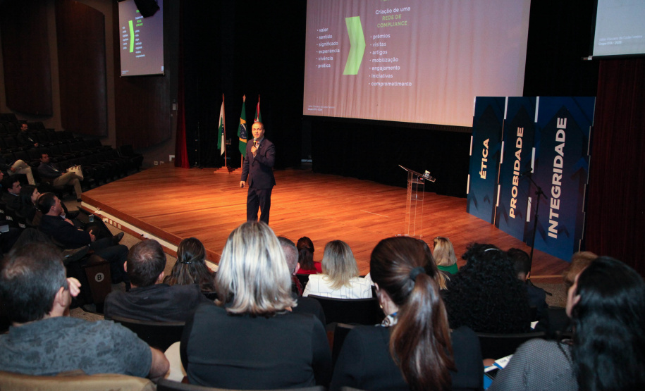 2º Simpósio A consciência de um comportamento ético individual é capaz de transformar a cultura de uma sociedade. Esse é um dos conceitos comuns entre os profissionais que apresentaram teorias e experiências no 2º Simpósio Paranaense de Combate à Corrupção – Fazendo a coisa certa. O evento promovido pelo Governo do Paraná, por meio da Controladoria-Geral do Estado (CGE), reuniu cerca de 450 participantes, nesta segunda-feira (09), em Curitiba. Foto: Ari Dias/AEN