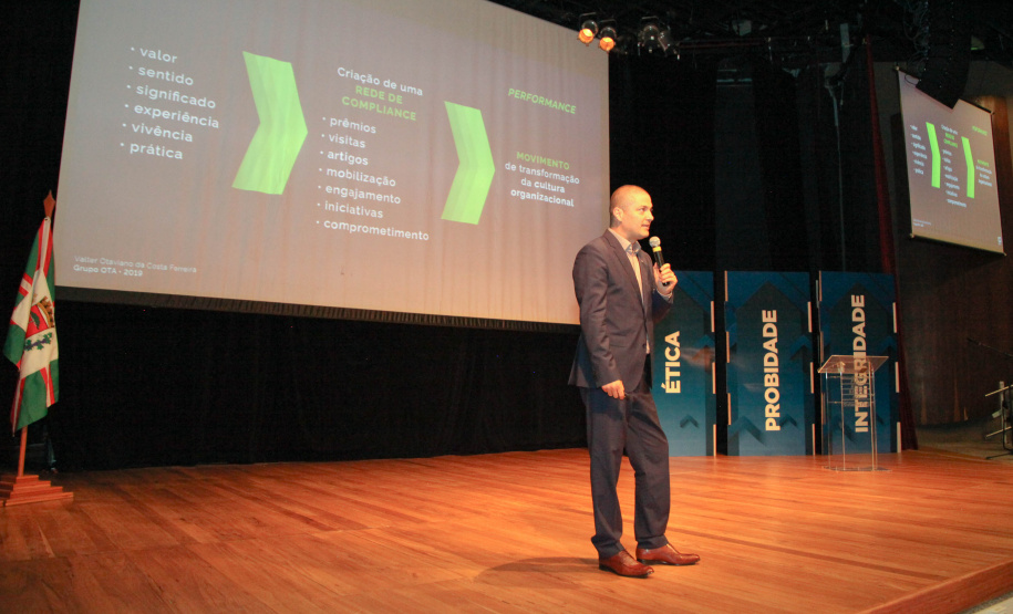 2º Simpósio A consciência de um comportamento ético individual é capaz de transformar a cultura de uma sociedade. Esse é um dos conceitos comuns entre os profissionais que apresentaram teorias e experiências no 2º Simpósio Paranaense de Combate à Corrupção – Fazendo a coisa certa. O evento promovido pelo Governo do Paraná, por meio da Controladoria-Geral do Estado (CGE), reuniu cerca de 450 participantes, nesta segunda-feira (09), em Curitiba. Foto: Ari Dias/AEN