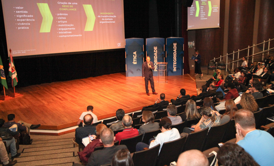 2º Simpósio A consciência de um comportamento ético individual é capaz de transformar a cultura de uma sociedade. Esse é um dos conceitos comuns entre os profissionais que apresentaram teorias e experiências no 2º Simpósio Paranaense de Combate à Corrupção – Fazendo a coisa certa. O evento promovido pelo Governo do Paraná, por meio da Controladoria-Geral do Estado (CGE), reuniu cerca de 450 participantes, nesta segunda-feira (09), em Curitiba. Foto: Ari Dias/AEN