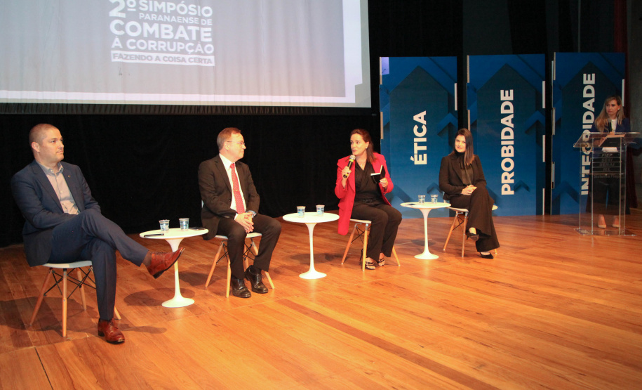 2º Simpósio A consciência de um comportamento ético individual é capaz de transformar a cultura de uma sociedade. Esse é um dos conceitos comuns entre os profissionais que apresentaram teorias e experiências no 2º Simpósio Paranaense de Combate à Corrupção – Fazendo a coisa certa. O evento promovido pelo Governo do Paraná, por meio da Controladoria-Geral do Estado (CGE), reuniu cerca de 450 participantes, nesta segunda-feira (09), em Curitiba. Foto: Ari Dias/AEN