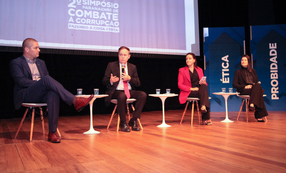 2º Simpósio A consciência de um comportamento ético individual é capaz de transformar a cultura de uma sociedade. Esse é um dos conceitos comuns entre os profissionais que apresentaram teorias e experiências no 2º Simpósio Paranaense de Combate à Corrupção – Fazendo a coisa certa. O evento promovido pelo Governo do Paraná, por meio da Controladoria-Geral do Estado (CGE), reuniu cerca de 450 participantes, nesta segunda-feira (09), em Curitiba. Foto: Ari Dias/AEN