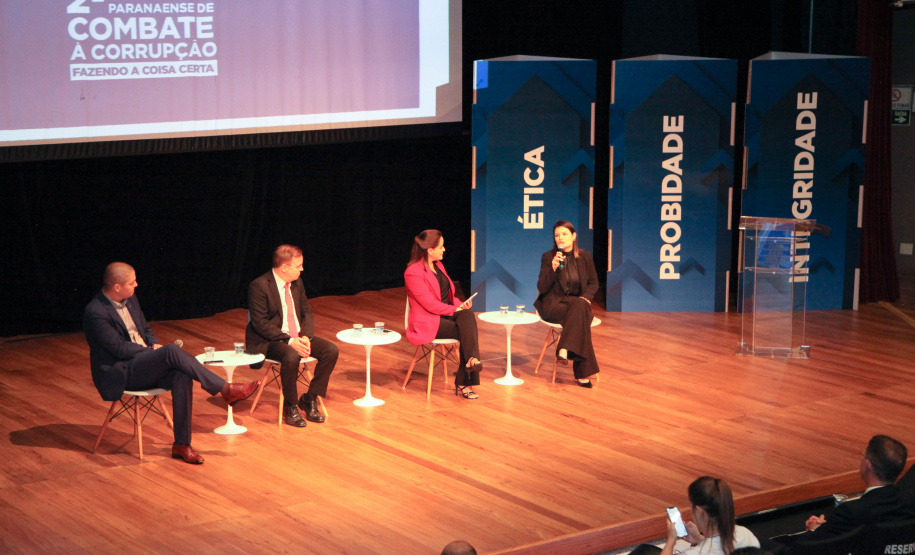2º Simpósio A consciência de um comportamento ético individual é capaz de transformar a cultura de uma sociedade. Esse é um dos conceitos comuns entre os profissionais que apresentaram teorias e experiências no 2º Simpósio Paranaense de Combate à Corrupção – Fazendo a coisa certa. O evento promovido pelo Governo do Paraná, por meio da Controladoria-Geral do Estado (CGE), reuniu cerca de 450 participantes, nesta segunda-feira (09), em Curitiba. Foto: Ari Dias/AEN