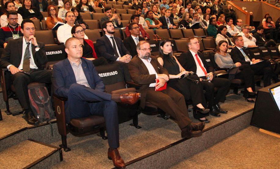 2º Simpósio A consciência de um comportamento ético individual é capaz de transformar a cultura de uma sociedade. Esse é um dos conceitos comuns entre os profissionais que apresentaram teorias e experiências no 2º Simpósio Paranaense de Combate à Corrupção – Fazendo a coisa certa. O evento promovido pelo Governo do Paraná, por meio da Controladoria-Geral do Estado (CGE), reuniu cerca de 450 participantes, nesta segunda-feira (09), em Curitiba. Foto: Ari Dias/AEN