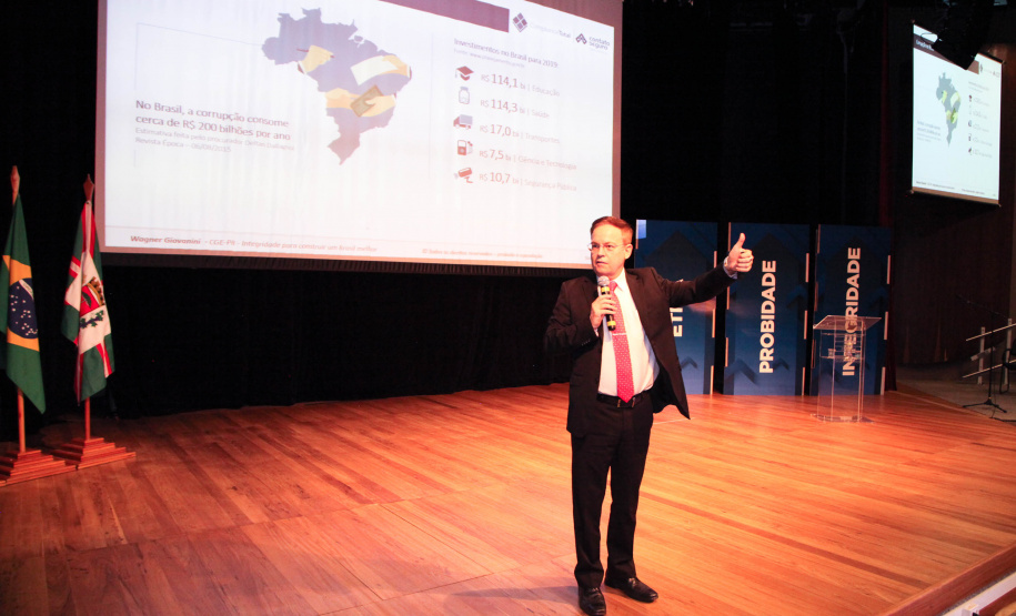 2º Simpósio A consciência de um comportamento ético individual é capaz de transformar a cultura de uma sociedade. Esse é um dos conceitos comuns entre os profissionais que apresentaram teorias e experiências no 2º Simpósio Paranaense de Combate à Corrupção – Fazendo a coisa certa. O evento promovido pelo Governo do Paraná, por meio da Controladoria-Geral do Estado (CGE), reuniu cerca de 450 participantes, nesta segunda-feira (09), em Curitiba. Foto: Ari Dias/AEN