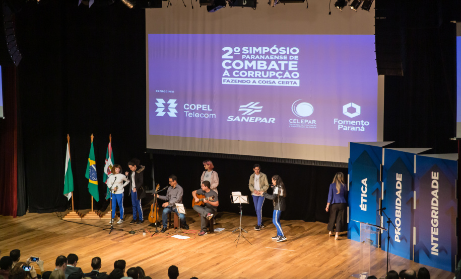 A consciência de um comportamento ético individual é capaz de transformar a cultura de uma sociedade. Esse é um dos conceitos comuns entre os profissionais que apresentaram teorias e experiências no 2º Simpósio Paranaense de Combate à Corrupção – Fazendo a coisa certa. O evento promovido pelo Governo do Paraná, por meio da Controladoria-Geral do Estado (CGE), reuniu cerca de 450 participantes, nesta segunda-feira (09), em Curitiba. Foto:Divulgação